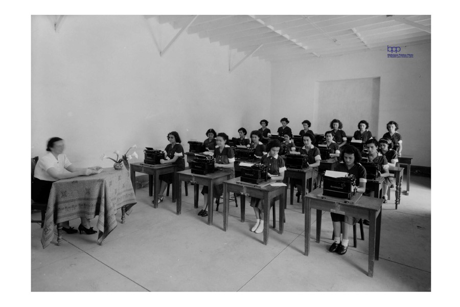 Clase de Mecanografa, Instituto Central Femenino, Medelln Rebeca Uribe Bone: Penltima fila 2da de derecha a izquierda (Archivo de Guillermina Stella Uribe, sobrina)