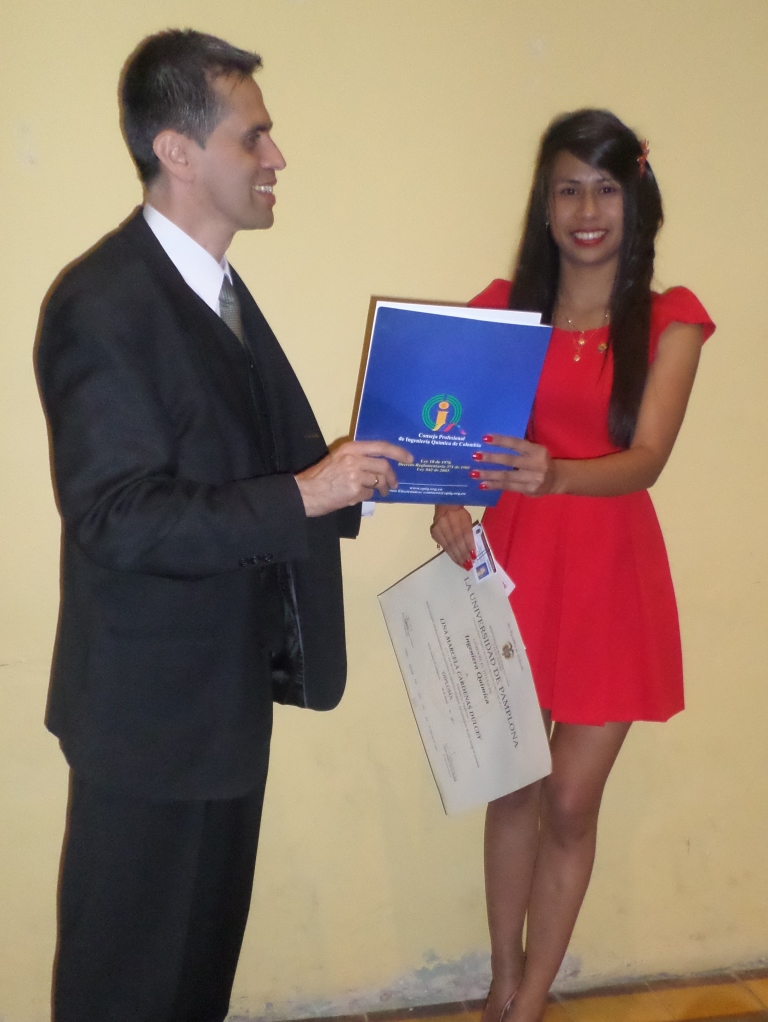 Foto: Lina Marcela C�rdenas Dulcey, recibe su matr�cula profesional.